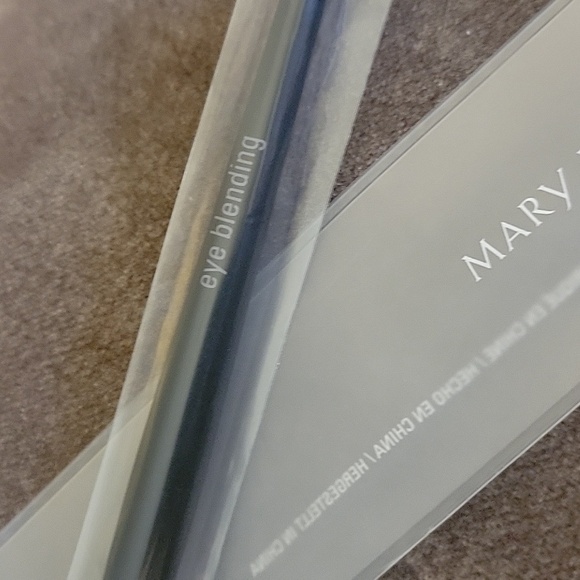 3/$20 Mary KAY Eye Blending Synthetic Brush - Picture 3 of 5